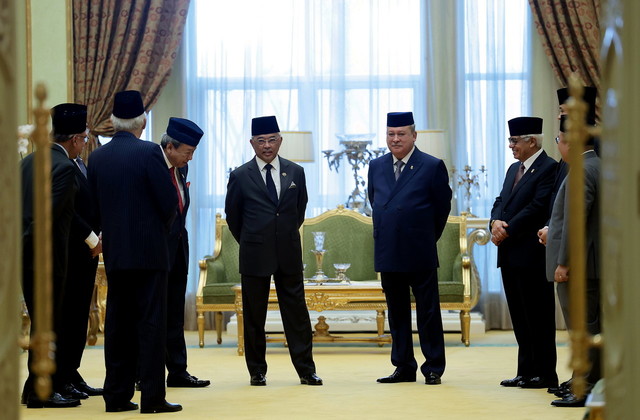 Al-Sultan Abdullah (tiga, kanan) bersama Raja-Raja Melayu berkenan berangkat ke Mesyuarat Majlis Raja Raja ke-260 di Istana Negara hari ini. Turut berangkat Sultan Johor Sultan Ibrahim Almarhum Sultan Iskandar (dua, kanan) dan Sultan Selangor Sultan Sharafuddin Idris Shah (empat, kanan).  Gambar Bernama