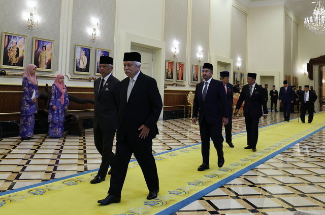 Al-Sultan Abdullah (kiri) bersama Tuanku Muhriz dan Raja-raja Melayu berkenan berangkat pada Mesyuarat Majlis Raja-Raja ke-260 di Istana Negara hari ini. - Gambar Bernama 
