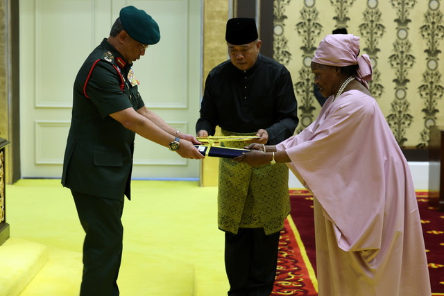 Al-Sultan Abdullah berkenan menerima watikah pelantikan oleh Betty sempena Istiadat Penyerahan Watikah Pelantikan di Istana Negara hari ini. - Gambar Bernama 