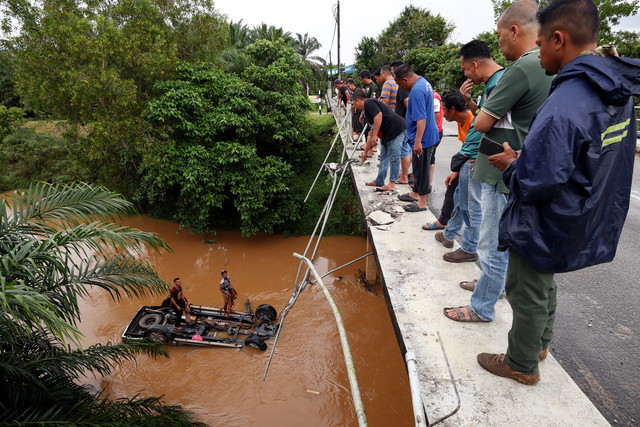 Keadaan pacuan empat roda dipandu mangsa yang terbabas dan terjatuh ke dalam sungai di jambatan Kampung Bukit Perpat, Wakaf Tapai hari ini. - Gambar Bernama