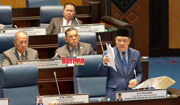 Hajiji (kanan) ketika menyampaikan ucapan penggulungan perbahasan Belanjawan Negeri Sabah 2023.