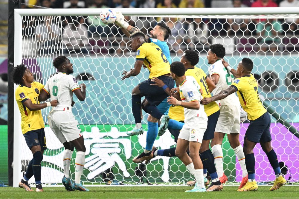 Sebahagian daripada babak-babak aksi perlawanan Piala Dunia Kumpulan A di antara Ecuador dan Senegal di Stadium Antarabangsa Khalifa di Doha. — Gambar AFP