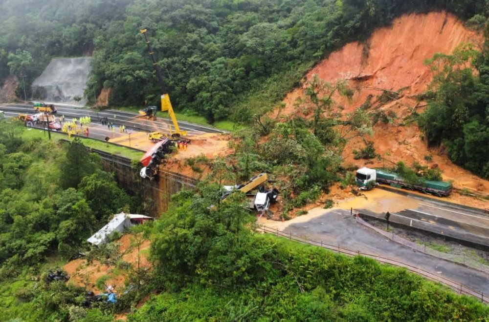 Gambar serahan Jabatan Bomba Santa Catarina menunjukkan tanah runtuh memutuskan sebahagian lebuh raya di bandar Guaratuba di negeri Parana kelmarin. — Gambar AFP