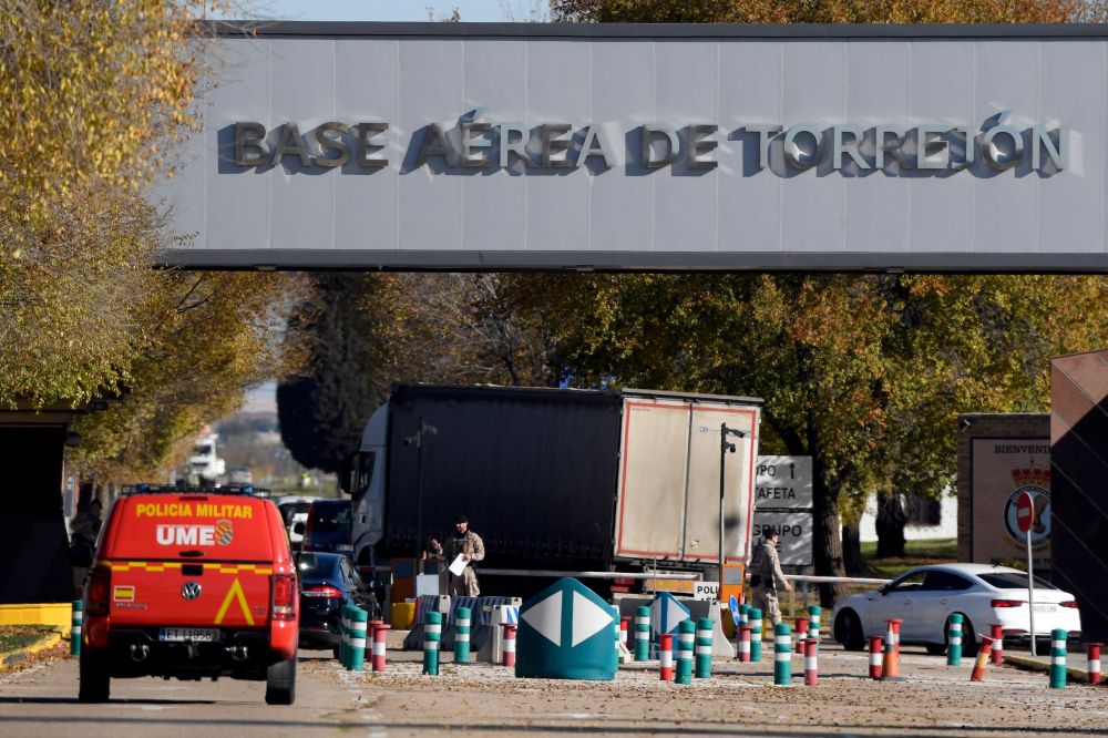Polis tentera berkawal di pintu masuk utama ke pangkalan tentera udara Sepanyol kelmarin selepas pasukan keselamatan menemui bungkusan ‘mencurigakan’, sehari selepas surat bom meletup di kedutaan Ukraine di Madrid. — Gambar AFP