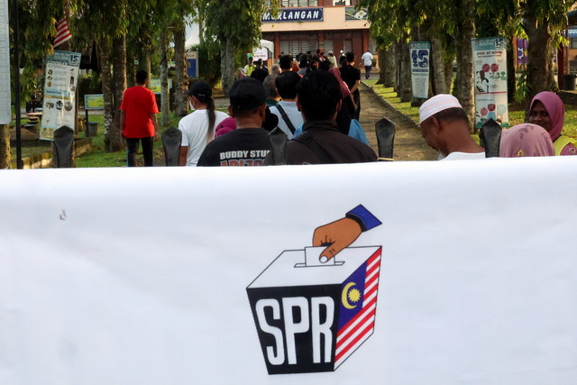 Pengundi mula beratur seawal 7.40 pagi di pintu masuk Pusat Mengundi Sekolah Menengah Kebangsaan Sultan Badlishah pada hari pengundian bagi Pilihan Raya Umum Ke-15 (PRU15) Parlimen Padang Serai hari ini. - Gambar Bernama 