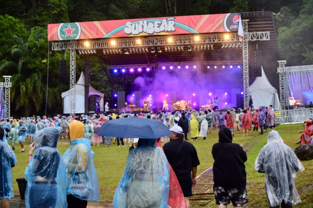 Kelihatan pengunjung mulai membanjiri padang konsert di Sunbear Stage di Kampung Budaya sejurus selepas hujan berhenti jam 4.51 petang ini.