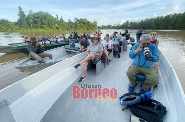  Rombongan Nat Geo dapat merasai pengalaman melihat keindahan alam semula jadi dengan menaiki bot di Sungai Kinabatangan.