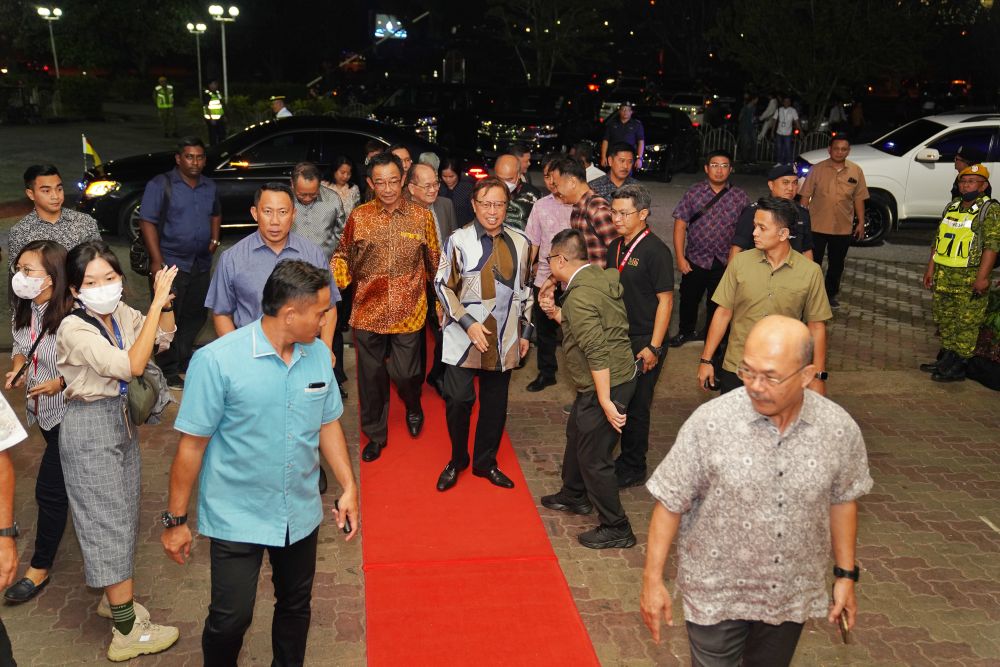 Abang Johari tiba di Stadium Perpaduan sambil diiringi Abdul Karim bagi menyempurnakan Majlis Sambutan Ambang Tahun Baharu 2023. -Gambar Chimon Upon