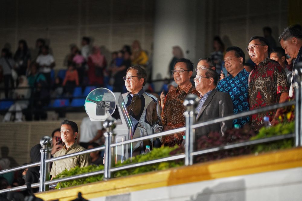 Abang Johari (kiri) melakukan simbolik perasmian Majlis Sambutan Ambang Tahun Baharu 2023, yang diadakan di Stadium Perpaduan. -Gambar Chimon Upon.