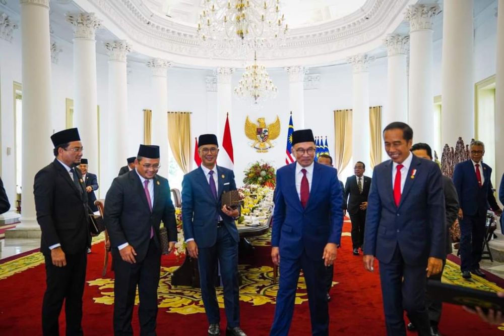 Gambar fail delegasi Malaysia diketuai Perdana Menteri Datuk Seri Anwar Ibrahim ke Majlis Sambutan Rasmi oleh Bapak Joko Widodo di Istana Kepresidenan Bogor baru-baru ini. -Gambar Facebook Tengku Zafrul 