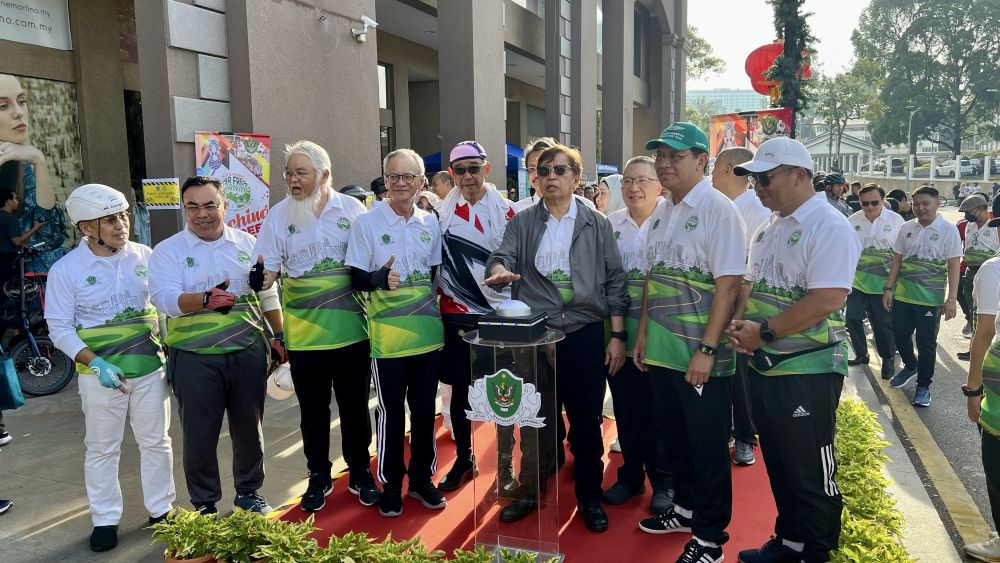 Abang Johari melancarkan logo Kuching Car Free Morning di Padang Merdeka, Kuching. -Gambar Roystein Emmor