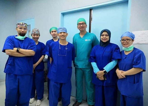  Pasukan doktor termasuk pakar bedah otak, pakar bius otak dan pakar perunding kanan pembedahan otak yang terlibat dalam pembedahan berkenaan.