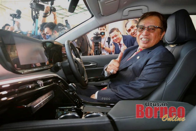  Abang Johari menunjukkan tanda bagus ketika menaiki kenderaan Toyota Mirai pada majlis penyerahan kenderaan itu hari ini. - Gambar Roystein Emmor