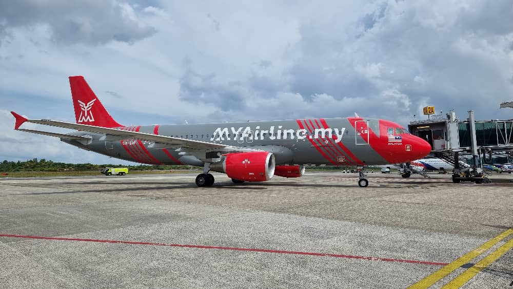 Pesawat MYAirline dari Kuala Lumpur selamat mendarat di Lapangan Terbang Sibu jam 2.45 petang tadi.