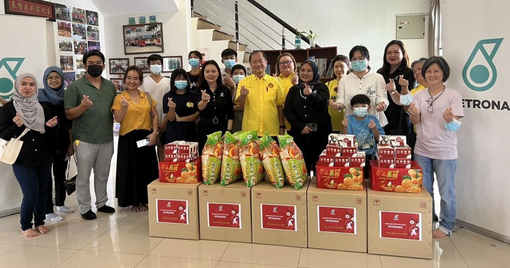 Johnny (tengah) bersama pegawai dan kakitangan syarikat PETRONAS serta pengendali pusat Methodist Children Home Bintulu merakamkan gambar kenangan bersama beberapa barangan yang disumbangkan.