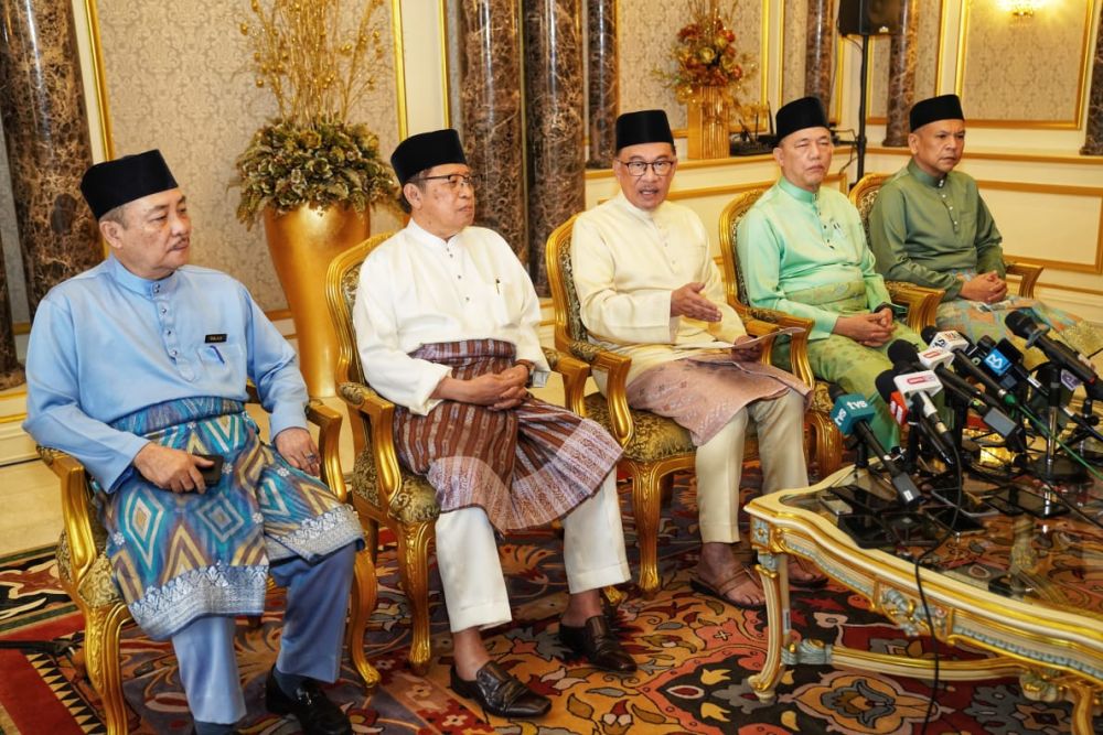 Anwar (tengah) bersama Abang Johari (dua kiri), Hajiji (kiri), Timbalan Perdana Menteri Dato Sri Fadillah Yusof (dua kanan) dan Menteri di Jabatan Perdana Menteri (Sabah dan Sarawak) Datuk Armizan Mohd Ali (kanan) pada sidang media selepas mesyuarat, hari ini. - Gambar Chimon Upon