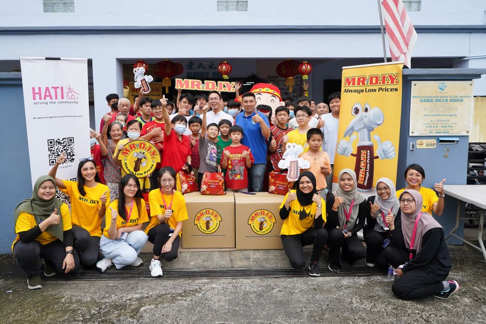 MR D.I.Y. dan sukarelawan HATI bersama penduduk Rumah Victory, Kuala Lumpur.