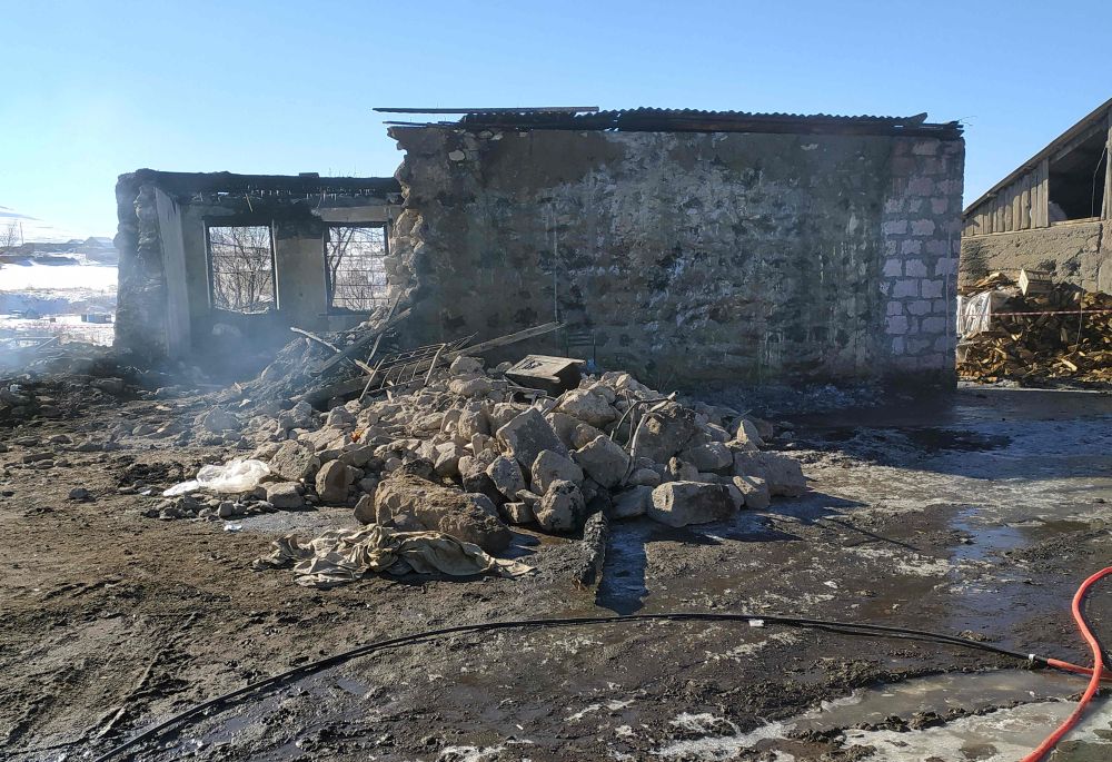 Kelihatan sebuah berek tentera musnah dalam kebakaran di perkampungan Azat, kira-kira 170 kilometer dari timur Yerevan, kelmarin.— Gambar AFP