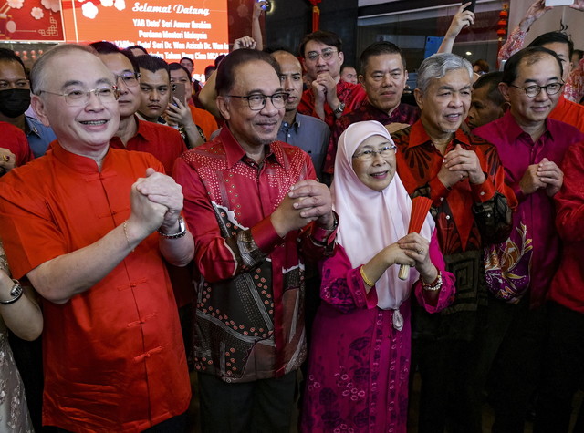 Anwar dan isteri Datuk Seri Dr Wan Azizah Wan Ismail ketika hadir pada Majlis Sambutan Rumah Terbuka Tahun Baharu Cina anjuran MCA di Wisma MCA, Jalan Ampang hari ini. Turut hadir Timbalan Perdana Menteri Datuk Seri Dr Ahmad Zahid Hamidi (dua, kanan) dan Presiden MCA Datuk Seri Dr Wee Ka Siong (kiri). -Gambar Bernama