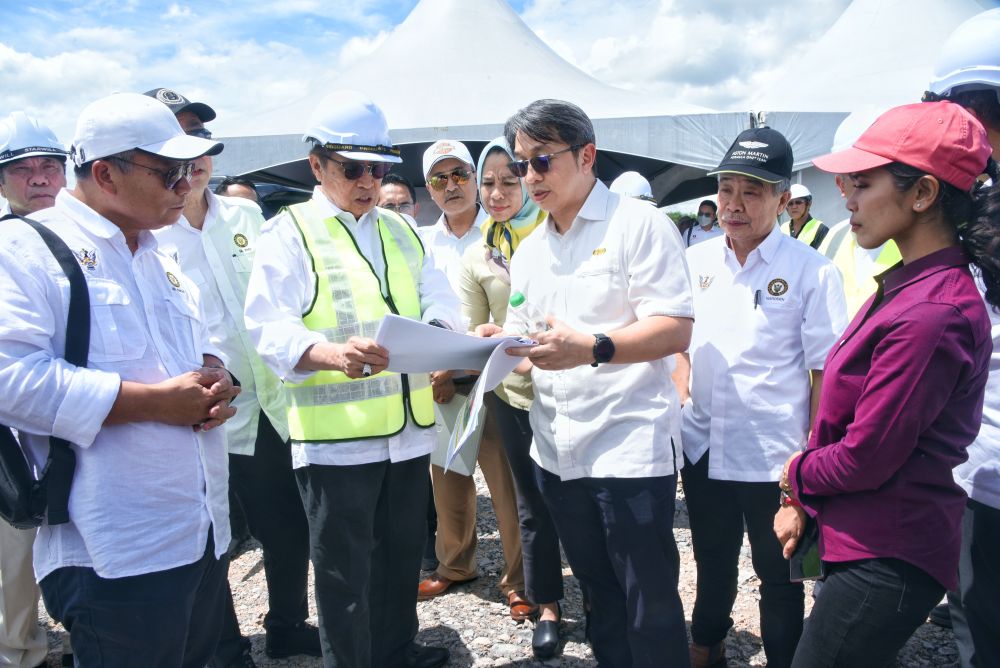 Abang Johari ketika mengadakan Lawatan Kerja ke Daerah Gedong pada Sabtu. -Gambar Penerangan