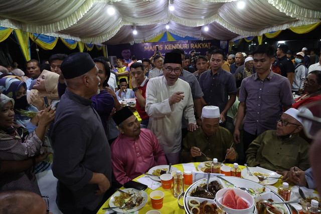 Anwar bermesra dengan hadir pada Majlis Kenduri Rakyat di Galeri Pejuang Cherok Tok Kun di sini malam tadi. - Gambar Bernama