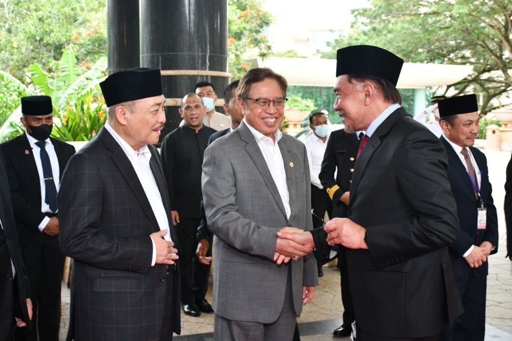 Abang Johari (dua kiri) bersama Hajiji (kiri) menyambut ketibaan Anwar di Lapangan Terbang Brunei semalam sempena lawatan rasmi ke negara itu. - Gambar Pejabat Premier Sarawak.