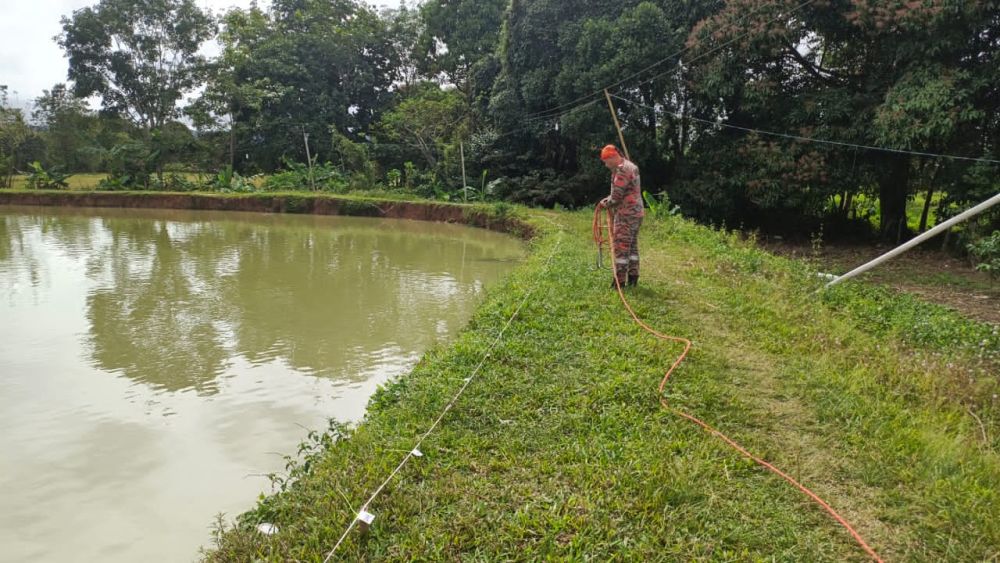  Pasukan Bomba menjalankan SAR di sekitar kawasan kolam.