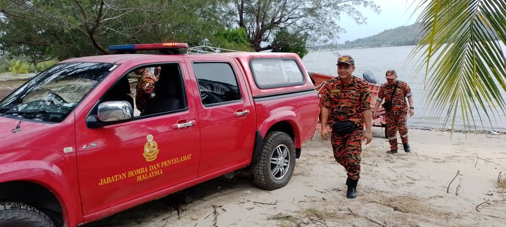  Pasukan Bomba semasa menjalankan operasi pencarian di sekitar lokasi kejadian.