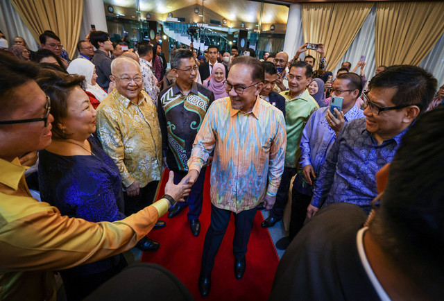Anwar menghadiri Majlis Makan Malam YAB Perdana Menteri bersama Diaspora Malaysia di Brunei Darussalam sempena lawatan rasmi ke Negara Brunei Darussalam di Suruhanjaya Tinggi Malaysia semalam. - Gambar Bernama 