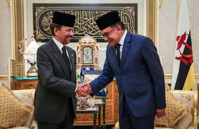 Anwar (kanan) menghadap Sultan Hassanal Bolkiah di Istana Nurul Iman hari ini. - Gambar Bernama 
