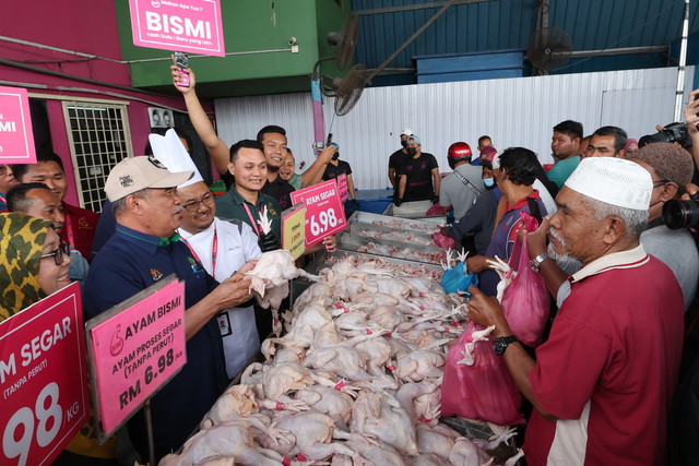 Mohamad melakukan lawatan kerja di Pusat Jualan Ayam Bismi di Simpang Empat Kangkong hari ini. - Gambar Bernama