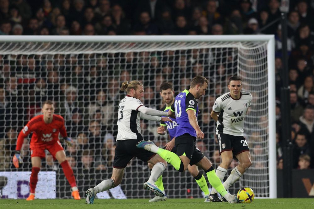 Kane (dua kanan) menjaringkan gol pada perlawanan Liga Perdana Inggeris di antara Fulham dan Tottenham Hotspur di Craven Cottage, kelmarin. — Gambar AFP