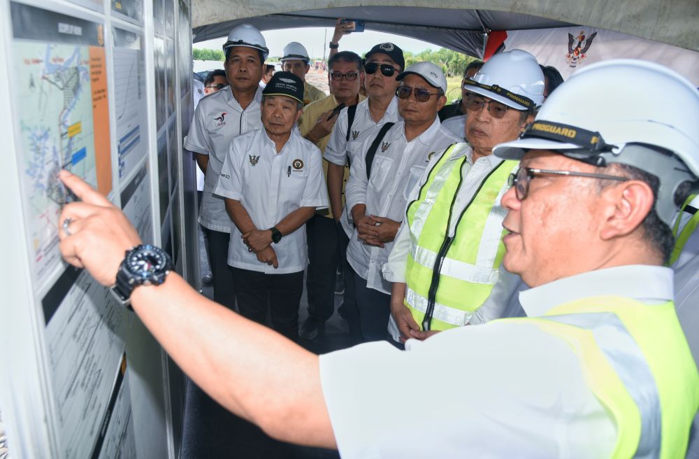 Abang Johari lebuh nemuai Kereja ke Pelilih MenuaGedong Hari Enam nyin tadi. - Gambar Opis Pemadah