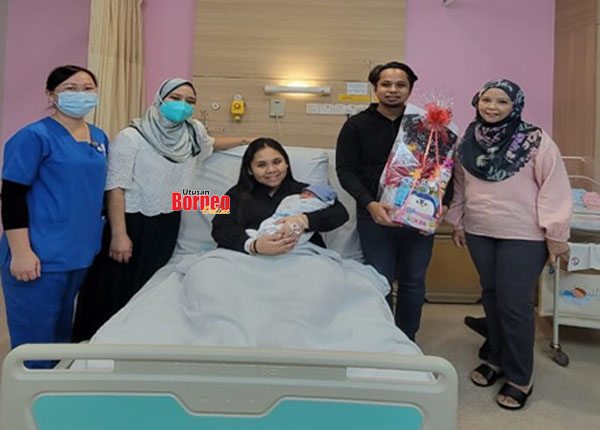  Norafidah (dua kiri) meluangkan masa menyampaikan cenderahati kepada Fatin dan bayi yang baharu dilahirkan.