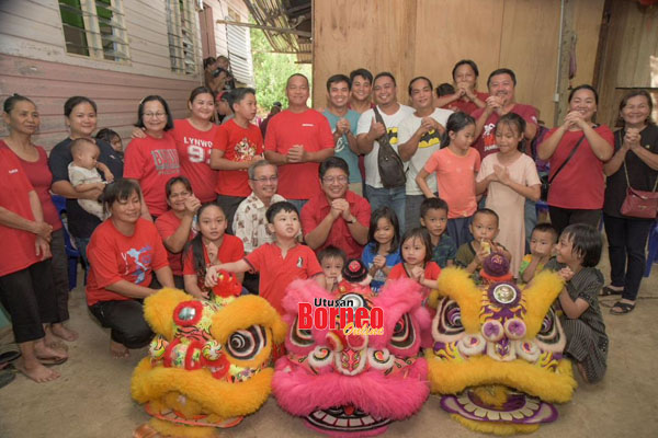  Ewon (duduk tengah) merakamkan kenangan semasa program santai bersama penduduk kampung.