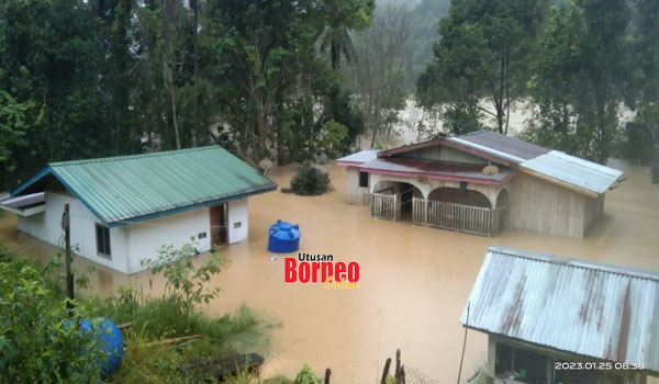  Penduduk yang terjejas banjir berpindah ke kawasan surau di atas bukit di Kampung Maliau Pusat. Gambar ihsan penduduk