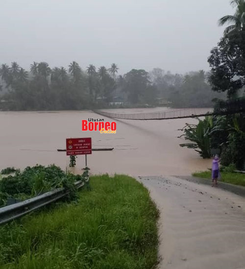  Paras air Sungai Bengkoka di Kampung Pinapak semakin tinggi dan tidak dapat dilalui. Gambar ihsan penduduk