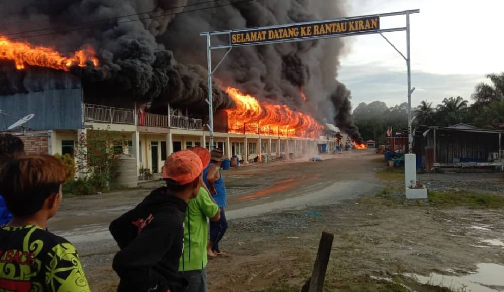 Api yang meranapkan rumah panjang tersebut pagi tadi.