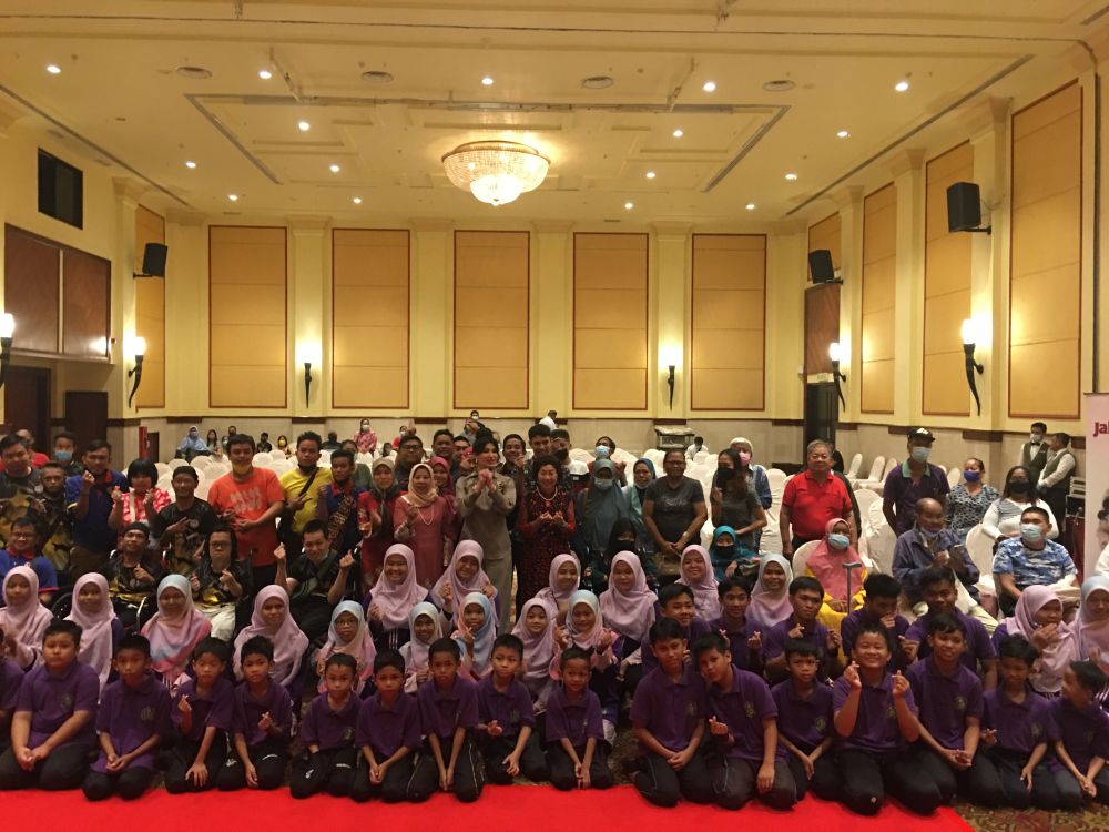 Toh Puah Ragad bergambar bersama anak-anak yatim dan golongan kurang berkemampuan selepas menyampaikan sumbangan dalam Majlis Jalinan Kasih semalam.