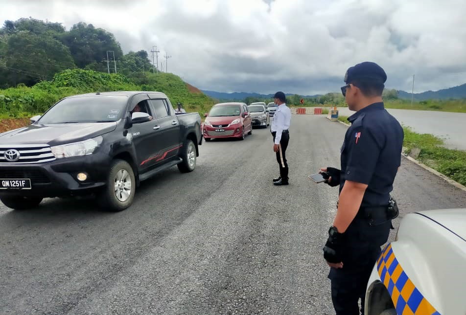 Anggota polis IPD Saratok melakukan pemeriksaan terhadap para pengguna jalan raya di daerah Saratok.