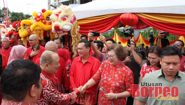  Christina menyambut kehadiran Hajiji yang merupakan tetamu khas dalam majlis tersebut.