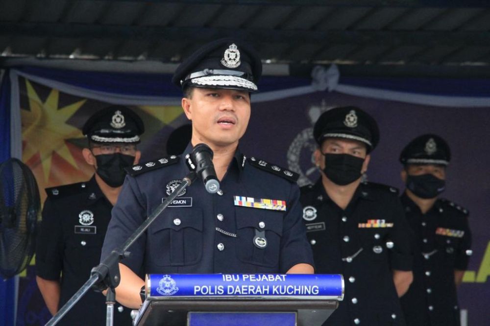 Ahsmon ketika menyampaikan amanat semasa Perhimpunan Bulanan IPD Kuching, di sini hari ini.