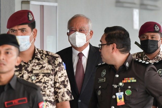 Najib (tengah) hadir di Kompleks Mahkamah Kuala Lumpur hari ini. - Gambar Bernama 