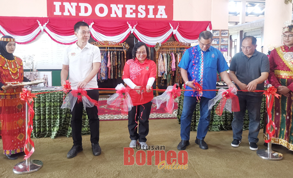  Nizam (tiga kanan), Heni (tiga kiri) semasa merasmikan pameran budaya dan produk Indonesia.