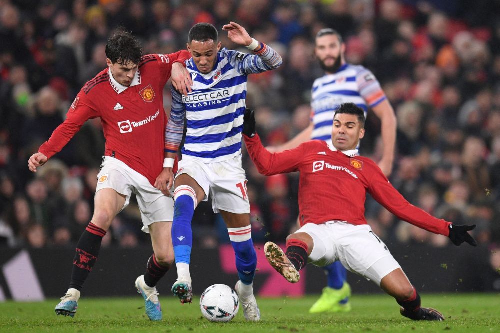 Pemain tengah Reading  Tom Ince (tengah) bersaing mendapatkan bola dengan pemain pertahanan Manchester United Victor Lindelof (kiri) dan Casemiro pada perlawanan Piala FA pusingan keempat di antara Manchester United dan Reading di Old Trafford di Manchester, kelmarin. — Gambar AFP