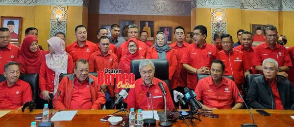  Ahmad Zahid (duduk tengah) pada sidang media selepas Mesyuarat Khas Perhubungan UMNO Sabah. Turut kelihatan Ketua UMNO Sabah Datuk Seri Panglima Bung Moktar Radin (duduk dua kiri).
