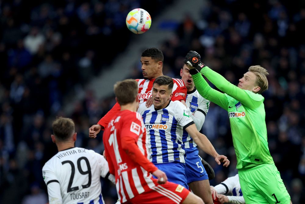 Sebahagian daripada aksi perlawanan Bundesliga di antara Hertha Berlin dan Union Berlin di Stadium Olimpik di Berlin, kelmarin. — Gambar AFP