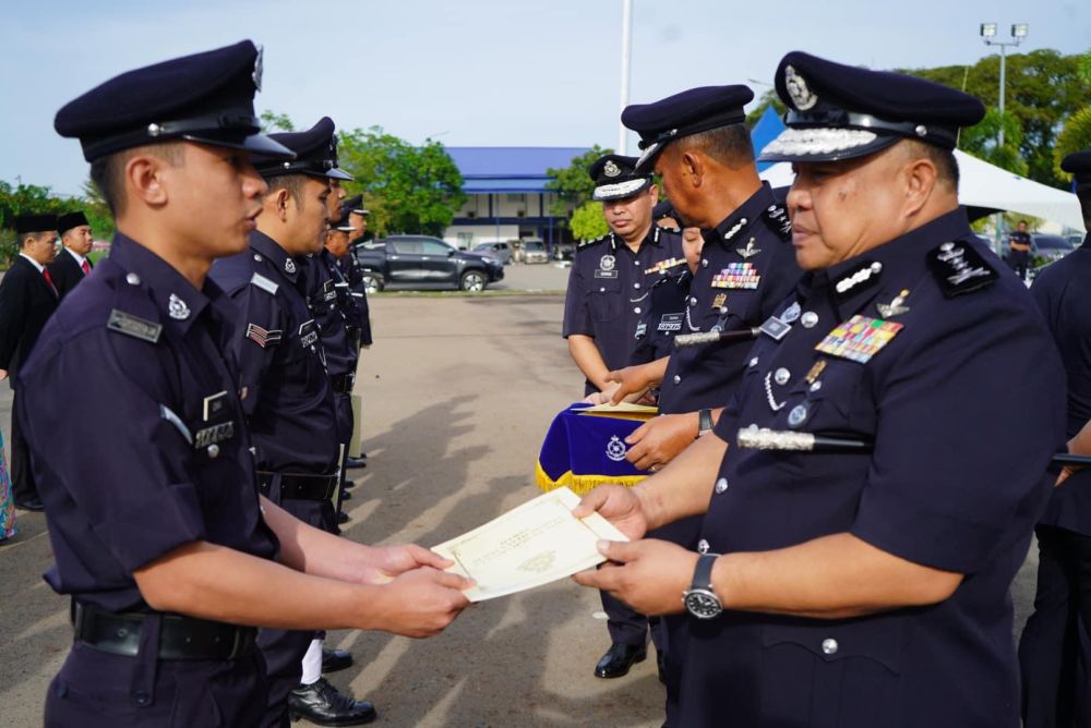  Idris menyampaikan sijil penghargaan kepada anggotanya semasa Perhimpunan Bulanan di IPK Sabah di sini.