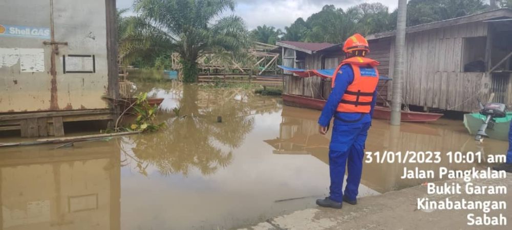  Pasukan APM menjalankan pemantauan di salah sebuah lokasi terjejas banjir.