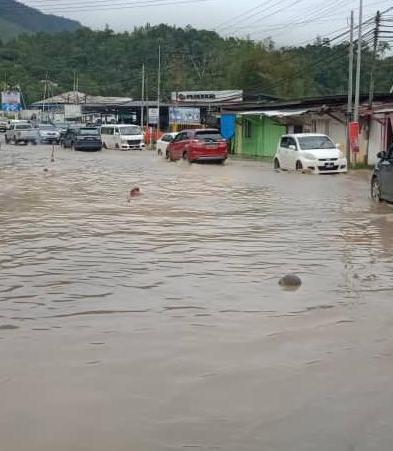  Takungan air di laluan utama berhampiran sebuah supermarket yang tidak dapat dilalui kenderaan kecil.